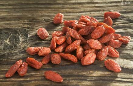 枸杞是干吃好还是泡水好