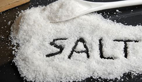 别让食盐成为厨房里的“毒药”，2个危害要清楚